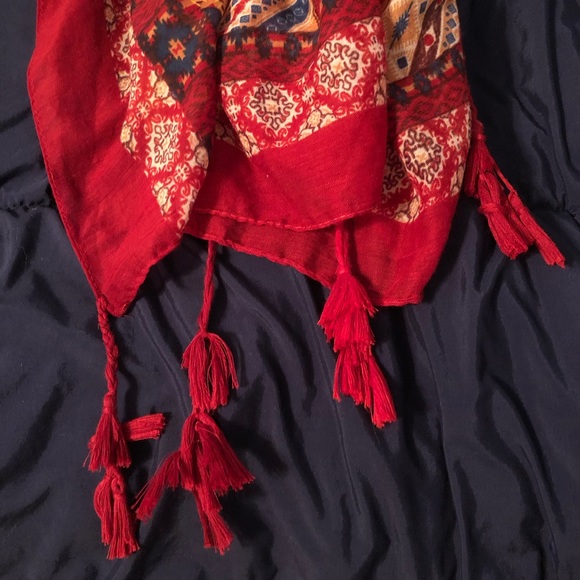 Long patterned wrap/ scarf - Picture 3 of 4